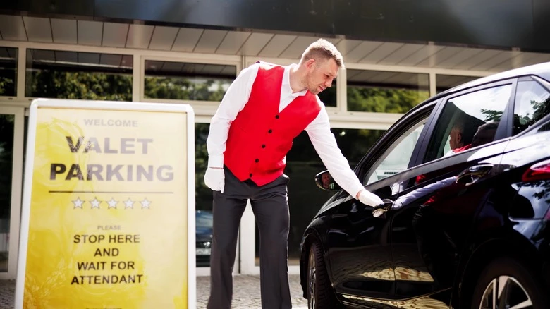 Private Shuttles vs Shared Rides vs Complimentary Hotel Shuttles